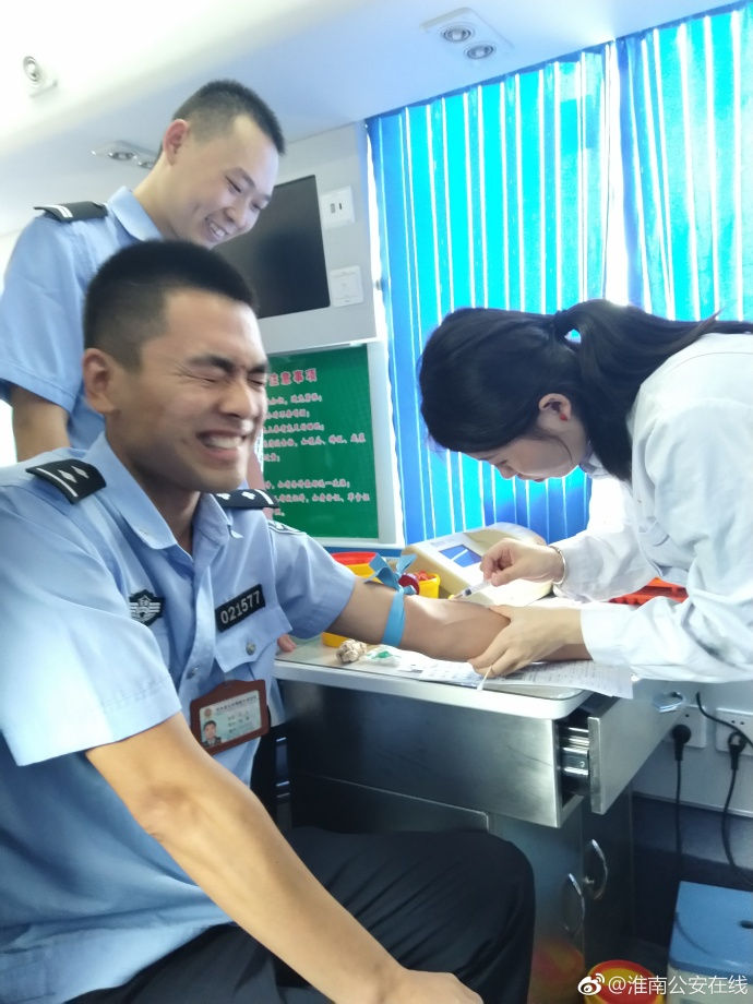 疼skr人！警察在移動獻(xiàn)血車上的表情包亮了